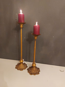 mooie kandelaars voor stompkaarsen van goud gekleurd metaal, met bloemvormige voet in 2 formaten, prijs per stuk