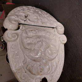 Schitterende antieke extra grote kolenkit van gietijzer, met wit geëmailleerde deksel, zogenaamd schildpad model. Afmetingen 27 x 50 x 35 cm