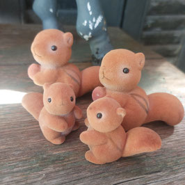 Leuke familie van 4 flock eekhoorns, 2x 5,5 cm hoog en 2x 4 cm