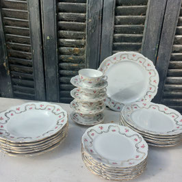 Prachtig servies van Bavaria met roosjes en gouden details: