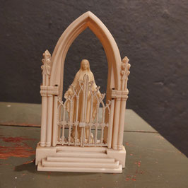 zeldzame maria in kapel van celluloid, de poortjes kunnen ook open. afmetingen 13 x 7,5 cm