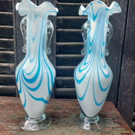 Prachtige set van 2 Murano pronkvazen van bicolor wit en blauw, met pontil, hoogte 24 cm