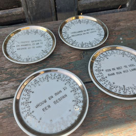 Mooie brocante set van 4 onderzetters met spreuken voor getrouwd stel, diameter 10 cm