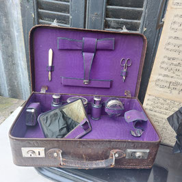 Mooie brocante reisnecessaire koffer met diverse inhoud, 10 x 40x 26 cm