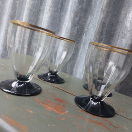 mooie Franse brocante gefacetteerde glazen voor water, sap of wijn met zwarte voet en gouden bies, 12 x 8 cm prijs voor de set van 4