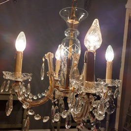 Prachtige Franse brocante Marie Therese kroonluchter, met 4 lichtpunten, bezaaid met kristallen en pegels, mooie gegraveerde middenstang. Afmetingen 80 x 40 x 40 cm