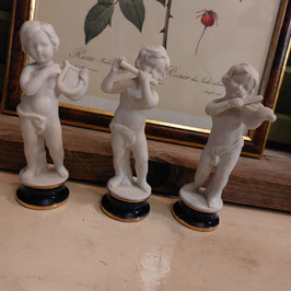 mooie set van 3 brocante beeldjes van muziek spelende putti, uitgevoerd in biscuit porselein. hoogte 16 cm prijs voor de set van 3