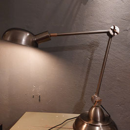 mooie stoere bureaulamp van hubsch, in gezwart metaal met koperen accenten. diameter voet 20 cm, lengte 1e arm 38 cm, 2e arm 30 cm en kap 22 cm