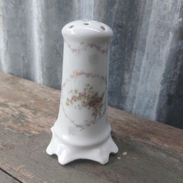 Mooie antieke Biedemeier hoedenspelden houder of standaard van porselein, bakfoutje bovenin, afmetingen 13 x 7 cm