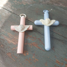 Mooie brocante celluloid wiegkruisje in roze of blauw, prijs per stuk