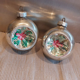 B707 oude kerstbal multi zilver deuk met groen en roze, hoogte 8 cm prijs per stuk