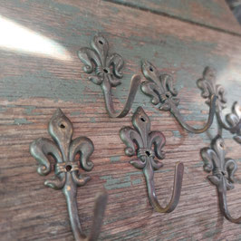 Mooie brocante wandhaakjes in de vorm van Fleur de Lis, 5 x 2,5 cm prijs per stuk