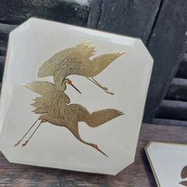 Mooie brocante set onderzetters met gouden kraanvogels, afmeting onderzetters 10x10 cm