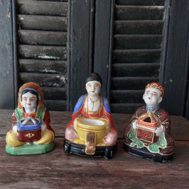 Mooi stelletje zo bij elkaar, deze 3 verschillende Japanse Satsuma wierrookbranders van verfijnd porselein, hoogte 12 cm