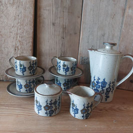 Leuke vintage koffieset van Japans Gres aardewerk met kenmerkende spikkels en gezellig bloemdecor, bestaande uit koffiepot (23 cm), roomstel en 4 kop (6x8 cm) en schotels