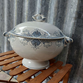 mooie antieke Franse terrine van Sarreguemines decor Germaine, afmetingen 22 x 29 cm