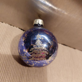 B682 oude kerstbal blauw met boom en hek, hoogte 6,5 cm