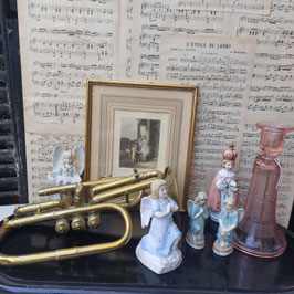 Mooie shabby cornet die wat gebutst is en wat mist, maar zo leuk decoratief op een plank of aan de wand, 30 x 12 cm