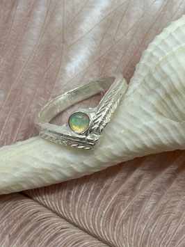 Feiner Opalring Handmade in der Grösse 57