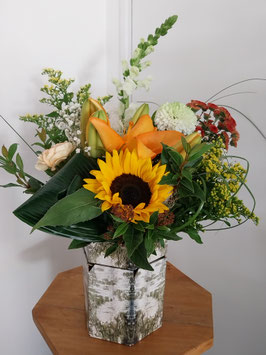 Bouquet rond avec réserve d'eau jaune orangé