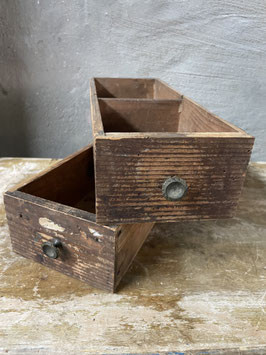 Zwei Holzschubladen