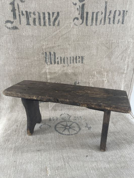 Rustikaler kleiner Holzschemel