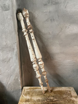 Zwei Holzgeländerstäbe mit schöner Patina