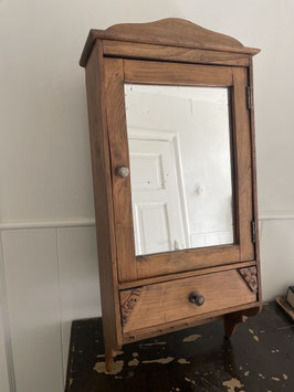 Dekorativer Wandschrank mit Schubl. & Spiegel