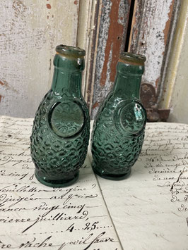Zwei dekorative Glas Flaschen