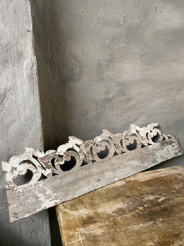 Dekoratives Holzfries mit schöner Patina