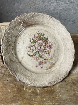 Französischer Keramik Teller mit sehr schöner Patina & flor. Dekor