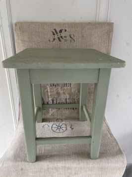 Schöner schlichter Holzhocker  in Salbei grün