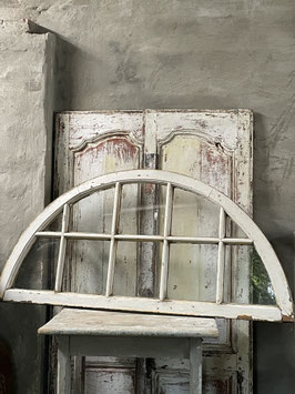 Großes dekoratives Holzfenster