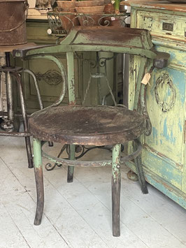Dekorativer alter Holzstuhl seine Patina spricht für sein alter !