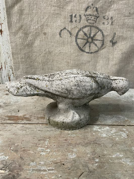 Dekorative Steintaube mit sehr schöner Patina gefunden in Frankreich