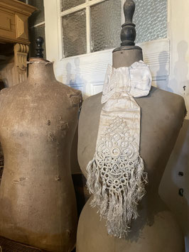 Französischer Spitzenkragen