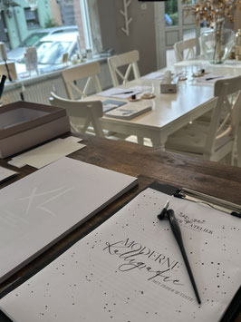 MODERNE KALLIGRAFIE MIT FEDER & TINTE