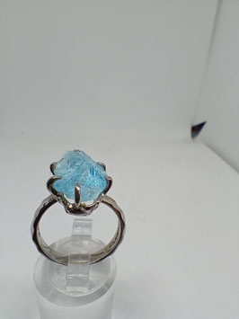 Zilveren ring met een ruwe topaz