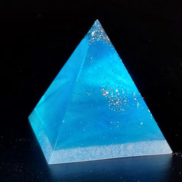 Pyramide "silber-blau", klein, ca. 4x4cm