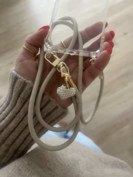 Handyhülle transparent mit cremefarbenem Band und Herzanhänger