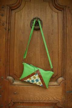 Pochette en cuir vert et triangle en wax