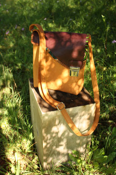 Maïko - Sac besace en cuir naturel et prune