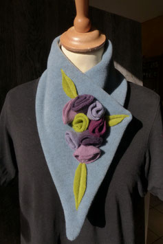 Col Echarpe  Bleu ciel - Boutons de roses violettes