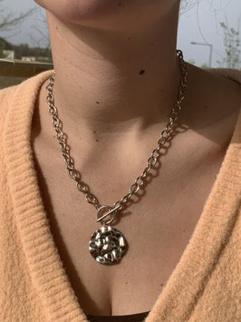 Collier maille acier médaillon martelé