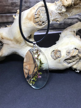 Anhänger aus Holz, Harz und Trockenblumen