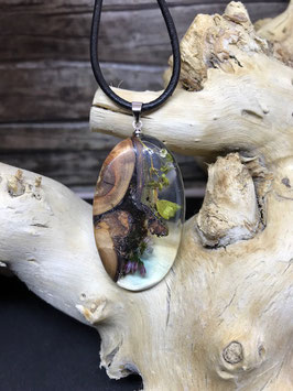 Anhänger aus Holz , Harz und Trockenblumen
