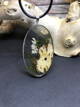 Anhänger aus Holz, Harz und Trockenblumen
