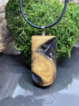 Anhänger aus Holz und Harz