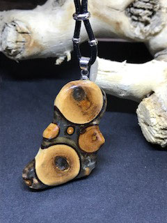 Anhänger aus Holz und Harz