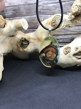 Anhänger aus Holz und Harz